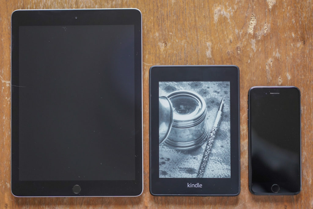 左から、iPad, Kindle Paperwhite, iPhone8です。