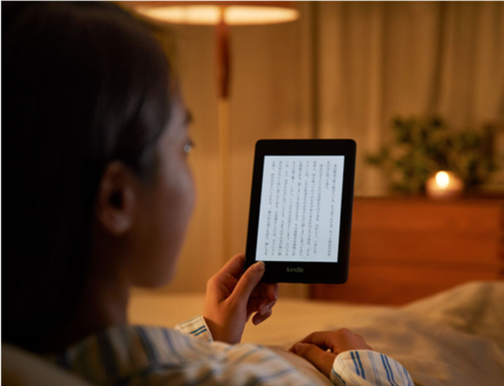 Kindle Paperwhiteは、直接目を照らさないフロントライト方式というシステムを採用しています。