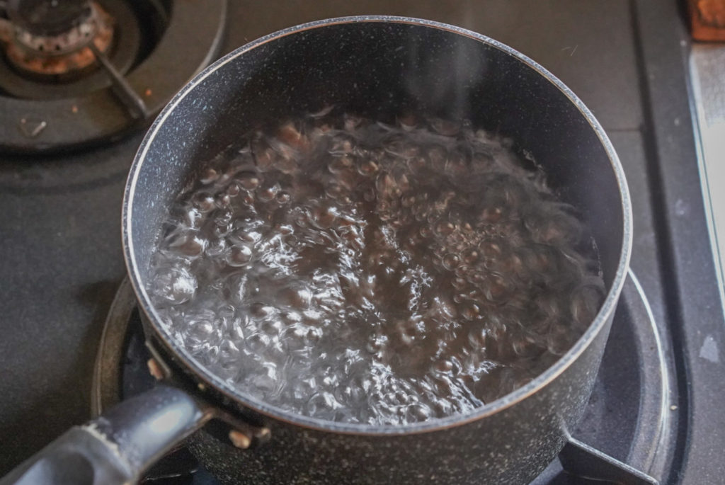 鍋で水を沸騰させる